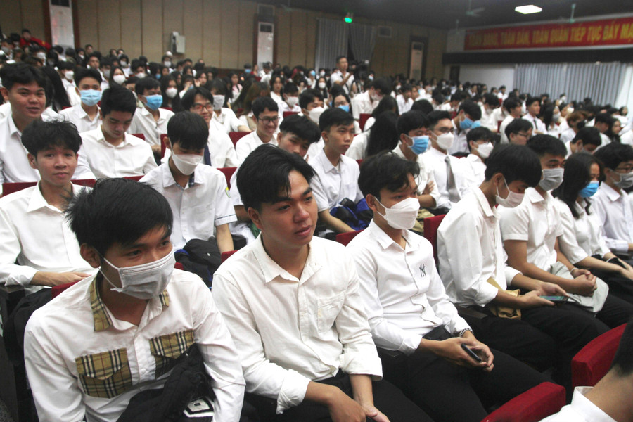 Các tân sinh viên khóa 46, Trường Đại học Khoa học, Đại học Huế vui tươi trong Lễ khai giảng năm học mới. Các tân sinh viên khóa 46, Trường Đại học Khoa học, Đại học Huế vui tươi trong Lễ khai giảng năm học mới.