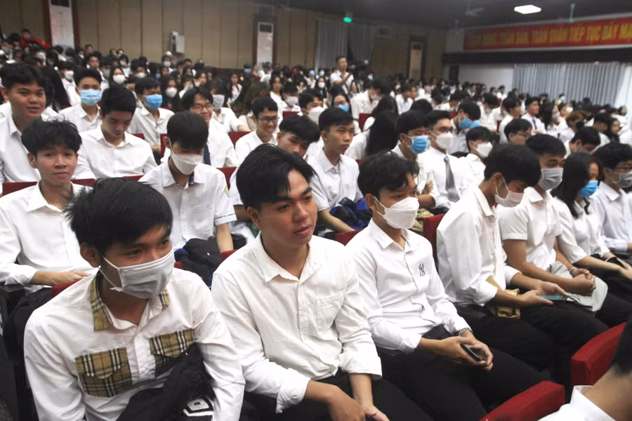 Các tân sinh viên khóa 46, Trường Đại học Khoa học, Đại học Huế vui tươi trong Lễ khai giảng năm học mới.