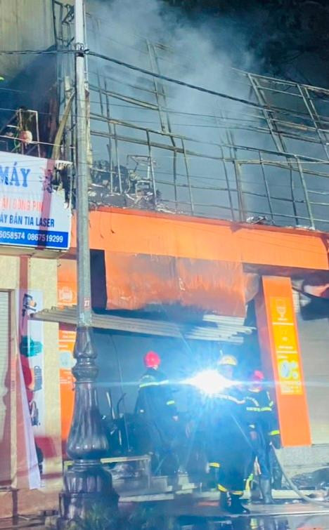 Vụ cháy thiêu rụi cả tiệm điện trong đêm.