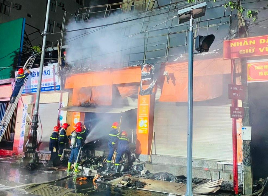 Vụ cháy lớn trong đêm, rạng sáng ngày 11/10.