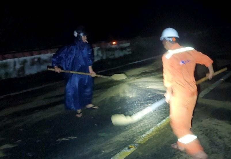 Các công nhân tiến hành rải cát trong đêm 9/10. Các công nhân tiến hành rải cát trong đêm 9/10.