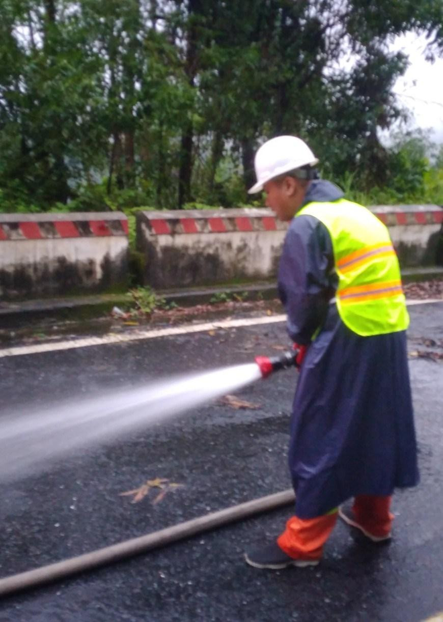 Đến sáng 10/10 công việc đã cơ bản hoàn tất. Một công nhân đang dùng nước tẩy rửa các điểm còn dầu loang. Đến sáng 10/10 công việc đã cơ bản hoàn tất. Một công nhân đang dùng nước tẩy rửa các điểm còn dầu loang.