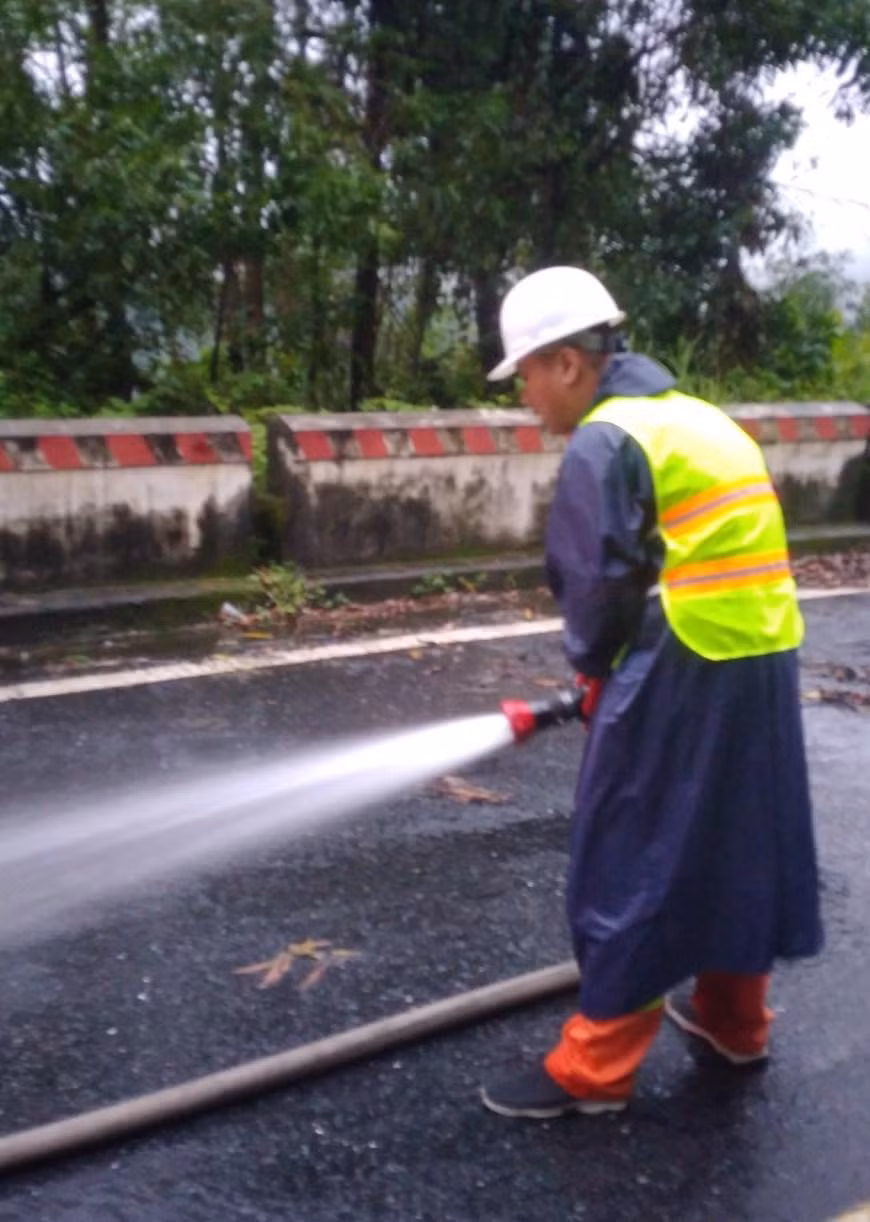 Đến sáng 10/10 công việc đã cơ bản hoàn tất. Một công nhân đang dùng nước tẩy rửa các điểm còn dầu loang.