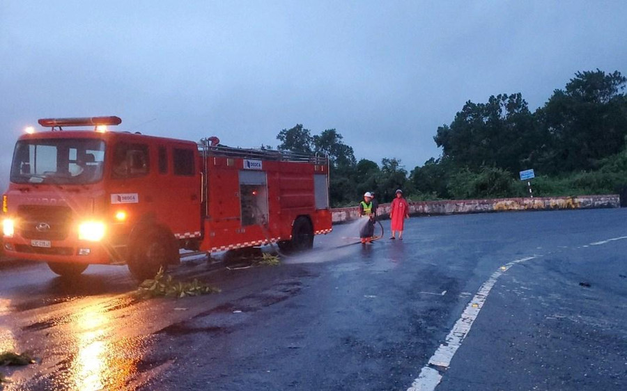 Ngay trong chiều tối 9/10, xe chuyên dụng được điều đến để xịt nước các vết dầu loang nhiều trên đèo Hải Vân. Ngay trong chiều tối 9/10, xe chuyên dụng được điều đến để xịt nước các vết dầu loang nhiều trên đèo Hải Vân.