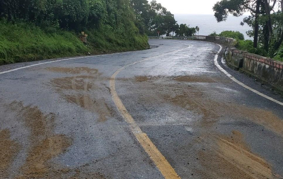 Đường đèo đã không còn trơn trượt sau khi xử lý các vết dầu loang. Đường đèo đã không còn trơn trượt sau khi xử lý các vết dầu loang.