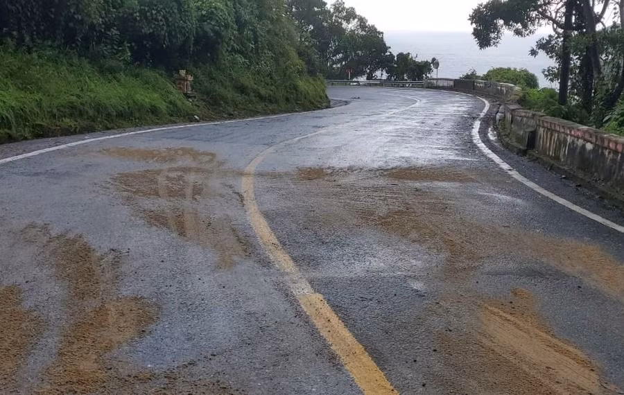 Đường đèo đã không còn trơn trượt sau khi xử lý các vết dầu loang.