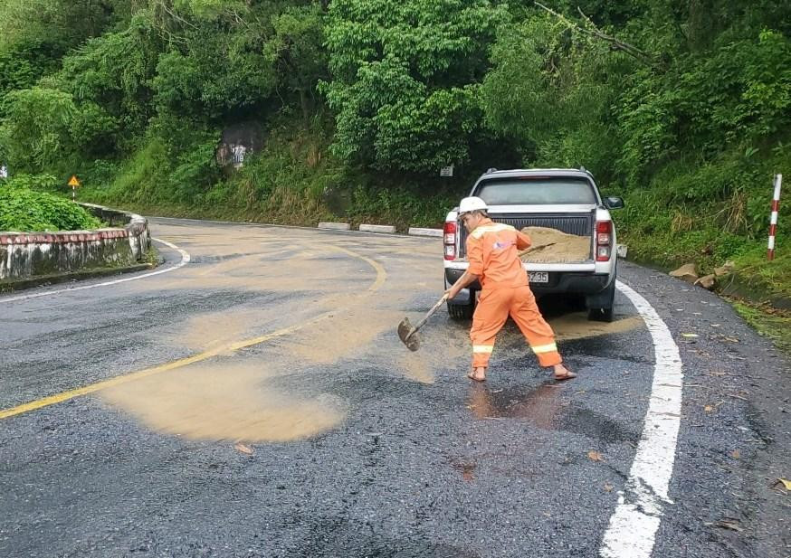 Sau khi xịt nước, lực lượng đổ cát trên các điểm dầu loang. Sau khi xịt nước, lực lượng đổ cát trên các điểm dầu loang.