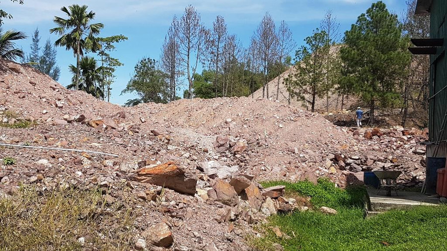 Nhiều "núi" đất cao chót vót nằm ngay trong dự án. Nhiều "núi" đất cao chót vót nằm ngay trong dự án.