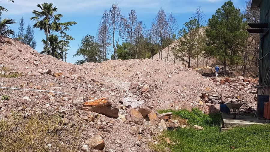 Nhiều "núi" đất cao chót vót nằm ngay trong dự án.