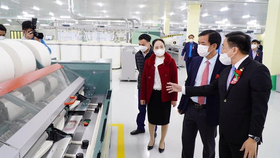 Ông Nguyễn Văn Phương - Chủ tịch UBND tỉnh Thừa Thiên - Huế (thứ 2 từ phải qua) thị sát một nhà máy sản xuất tại tỉnh.