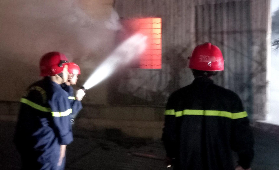 Nhiều điểm cháy lớn bốc lên trong tòa nhà.