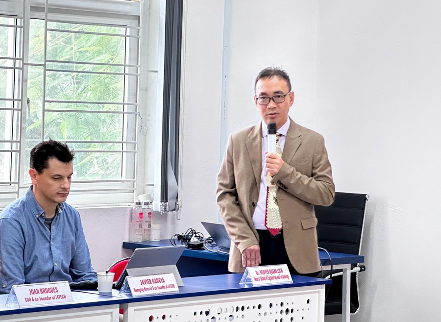 TS. Nguyễn Quang Lịch – Trưởng khoa Kỹ thuật và Công nghệ, Đại học Huế (đứng) chia sẻ tại Hội thảo. TS. Nguyễn Quang Lịch – Trưởng khoa Kỹ thuật và Công nghệ, Đại học Huế (đứng) chia sẻ tại Hội thảo.
