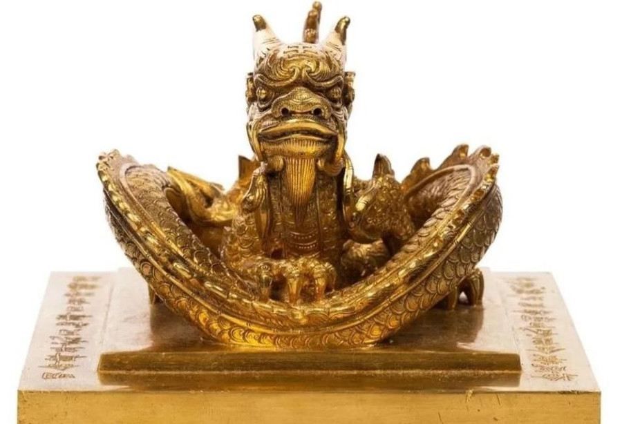 "Hoàng đế chi bảo" không chỉ là chiếc ấn vàng lớn nhất, đẹp nhất của triều Nguyễn mà còn là một cổ vật mang những giá trị đặc biệt về văn hóa, lịch sử của Việt Nam trong giai đoạn cận - hiện đại. Đặc biệt là với Thừa Thiên Huế - Kinh đô của triều Nguyễn, cũng là nơi đã xảy ra sự kiện ngày 30/8/1945, vị hoàng đế cuối cùng của triều Nguyễn là vua Bảo Đại trao lại ấn kiếm cho đại diện của Chính quyền cách mạng Việt Nam, chấm dứt sự tồn tại của chế độ quân chủ phong kiến Việt Nam. "Hoàng đế chi bảo" không chỉ là chiếc ấn vàng lớn nhất, đẹp nhất của triều Nguyễn mà còn là một cổ vật mang những giá trị đặc biệt về văn hóa, lịch sử của Việt Nam trong giai đoạn cận - hiện đại. Đặc biệt là với Thừa Thiên Huế - Kinh đô của triều Nguyễn, cũng là nơi đã xảy ra sự kiện ngày 30/8/1945, vị hoàng đế cuối cùng của triều Nguyễn là vua Bảo Đại trao lại ấn kiếm cho đại diện của Chính quyền cách mạng Việt Nam, chấm dứt sự tồn tại của chế độ quân chủ phong kiến Việt Nam.