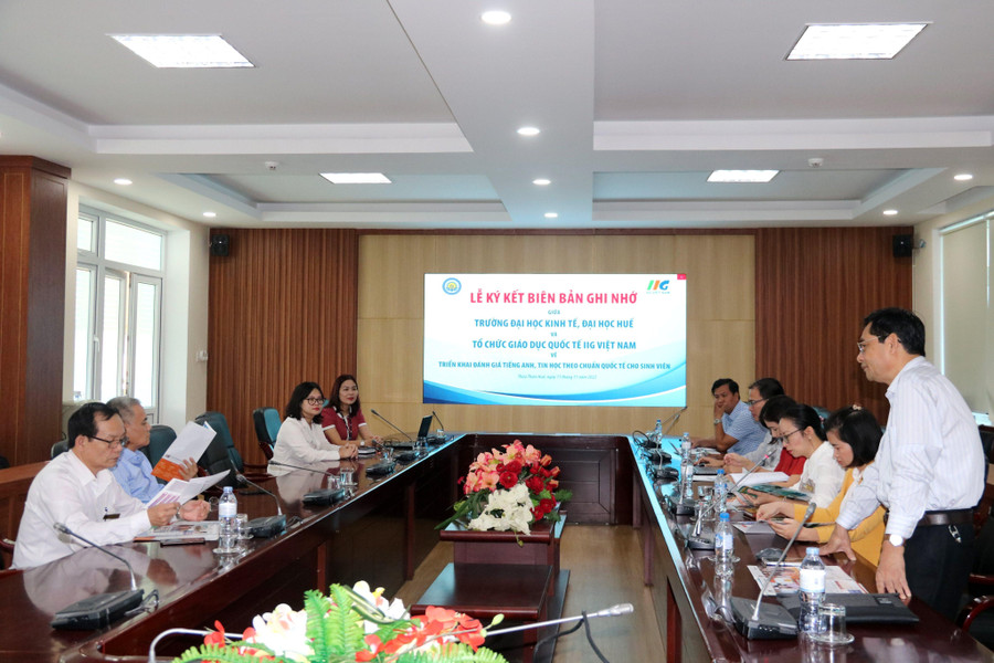 PGS.TS. Trần Văn Hòa - Hiệu trưởng ĐH Kinh tế, ĐH Huế (đứng) phát biểu tại buổi lễ.