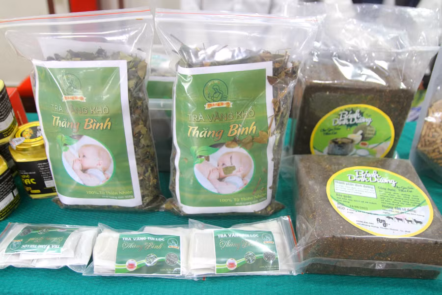 Trà Vằng khô và Bánh dinh dưỡng.