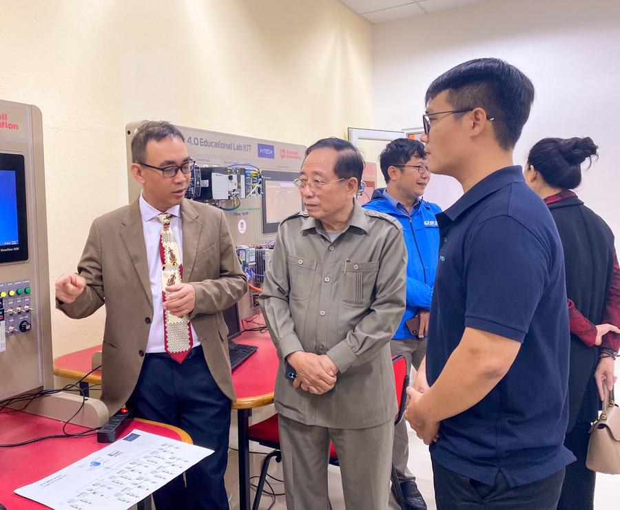 Các đại biểu trao đổi bên ngoài Hội thảo về việc ứng dụng khoa học công nghệ đưa nhà máy số hóa vào trong trường học và hoạt động sản xuất. Các đại biểu trao đổi bên ngoài Hội thảo về việc ứng dụng khoa học công nghệ đưa nhà máy số hóa vào trong trường học và hoạt động sản xuất.