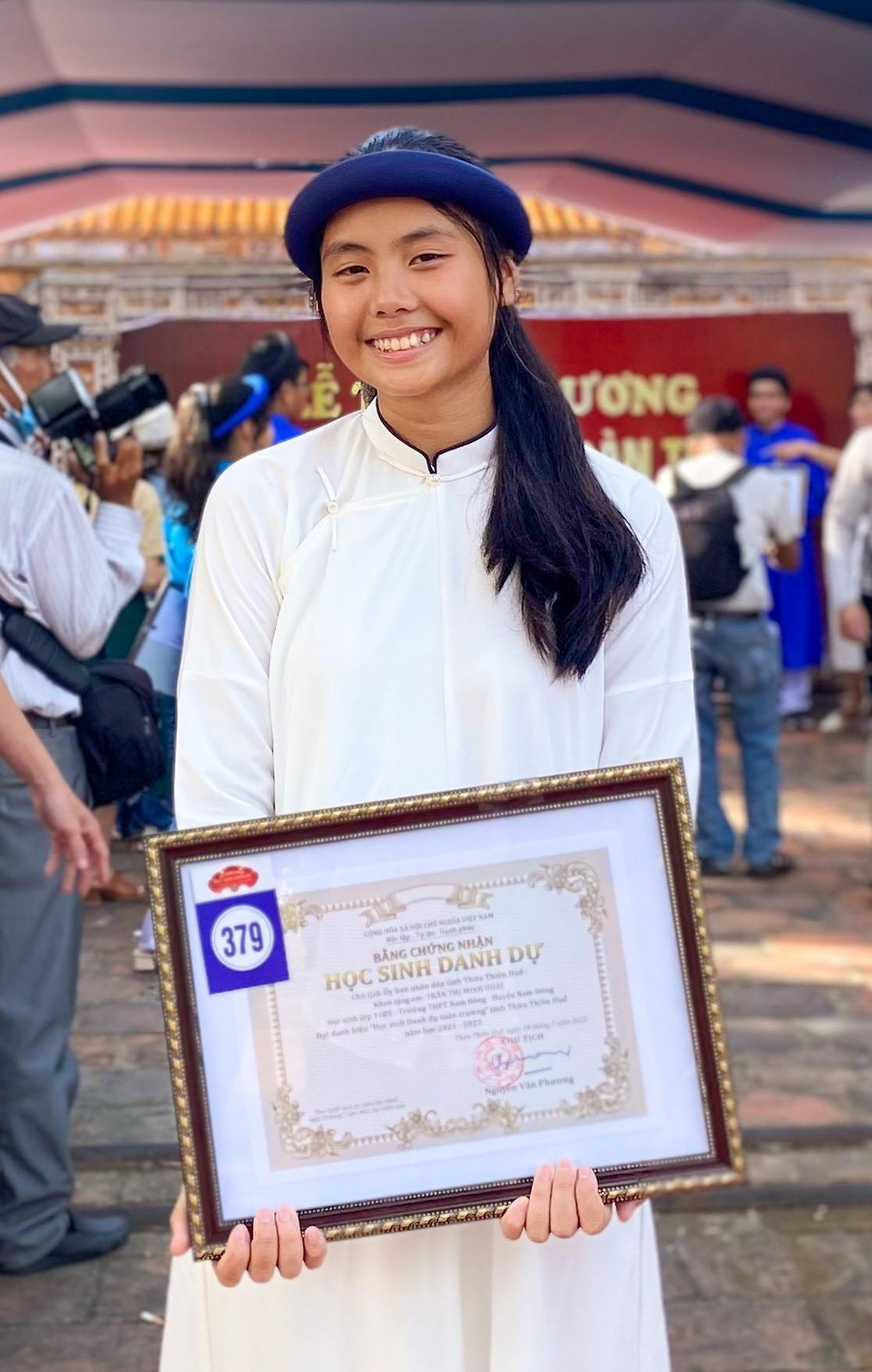 Em Trần Thị Minh Hoài, học sinh lớp 11, Trường THPT Nam Đông (huyện Nam Đông) tự hào khi được nhận bằng khen của Chủ tịch UBND tỉnh.