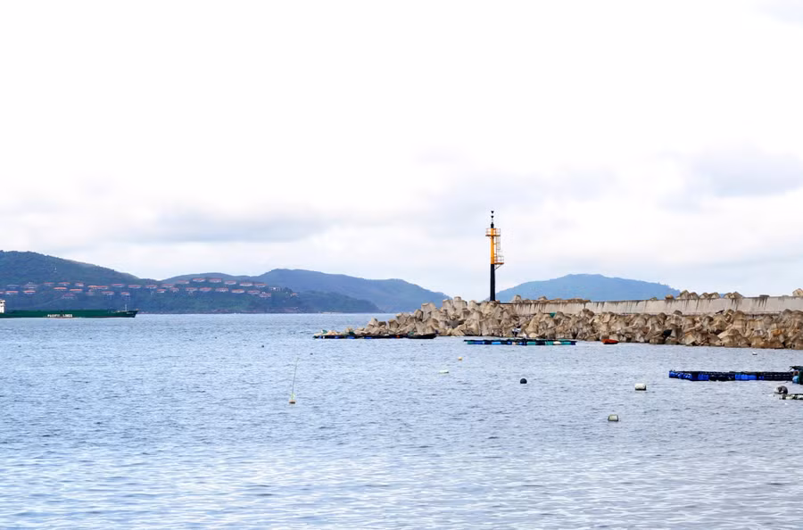 Đê chắn sóng cảng Chân Mây giai đoạn 2 sẽ nối tiếp ở điểm cuối đê chắn sóng giai đoạn 1.