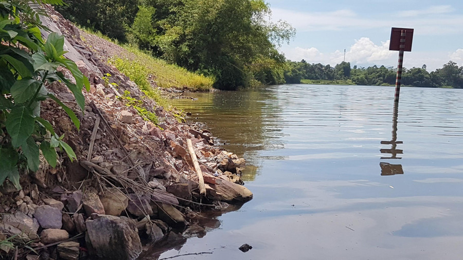 Nhiều đoạn đã tràn xuống sông Hương - con sông cung cấp nước chính cho người dân TP Huế. Nhiều đoạn đã tràn xuống sông Hương - con sông cung cấp nước chính cho người dân TP Huế.