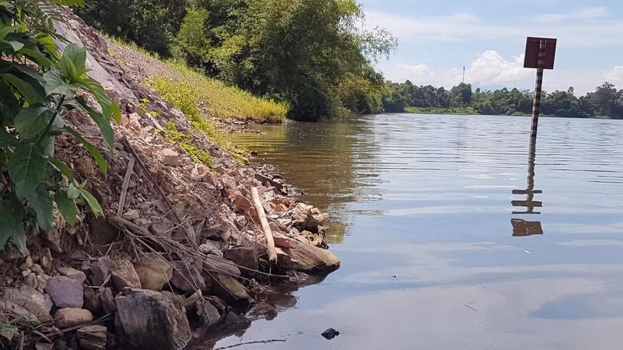 Nhiều đoạn đã tràn xuống sông Hương - con sông cung cấp nước chính cho người dân TP Huế.