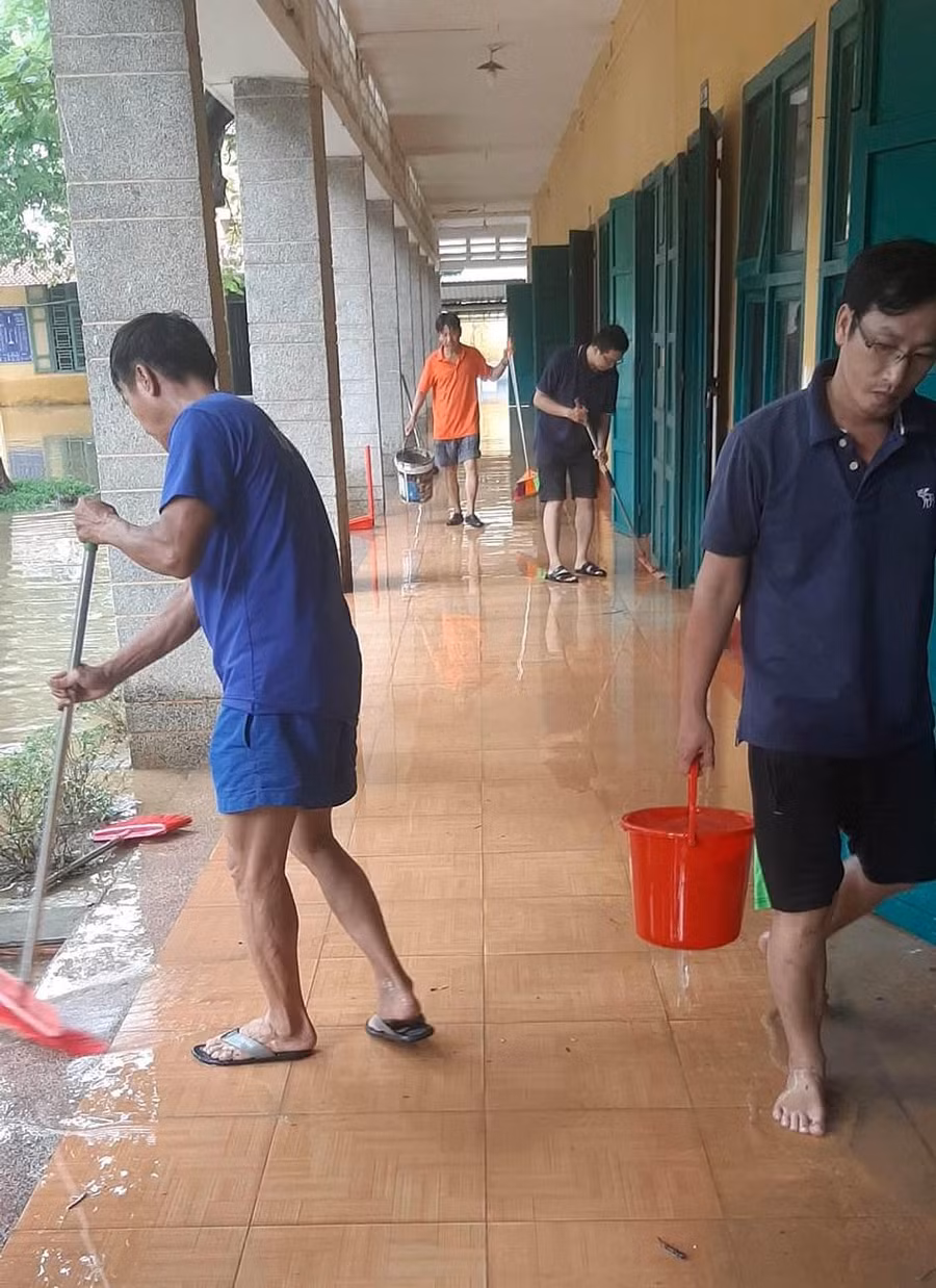 Giáo viên Trường THPT Gia Hội dọn dẹp các phòng học sau lũ.