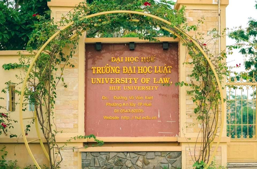 Trường Đại học Luật có trang thông tin điện tử của cơ sở đào tạo sau đại học được cập nhật thường xuyên, công bố công khai cam kết đảm bảo chất lượng giáo dục; công khai danh sách đội ngũ giảng viên cơ hữu, giảng viên thỉnh giảng; học viên trúng tuyển, tốt nghiệp và tỷ lệ tốt nghiệp so với đầu vào theo các khóa học, ngành học. Trường Đại học Luật có trang thông tin điện tử của cơ sở đào tạo sau đại học được cập nhật thường xuyên, công bố công khai cam kết đảm bảo chất lượng giáo dục; công khai danh sách đội ngũ giảng viên cơ hữu, giảng viên thỉnh giảng; học viên trúng tuyển, tốt nghiệp và tỷ lệ tốt nghiệp so với đầu vào theo các khóa học, ngành học.