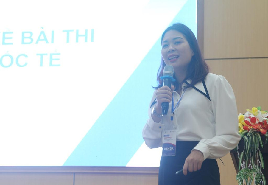 Bà Nguyễn Thị Lan Anh - Trưởng phòng phát triển dự án giáo dục IIG Việt Nam chi nhánh Đà Nẵng, Tổ chức Giáo dục quốc tế IIG Việt Nam trình bày “Phương pháp học tiếng Anh hiệu quả và Các bài thi tiếng Anh quốc tế - Bí quyết chinh phục nhà tuyển dụng”. Bà Nguyễn Thị Lan Anh - Trưởng phòng phát triển dự án giáo dục IIG Việt Nam chi nhánh Đà Nẵng, Tổ chức Giáo dục quốc tế IIG Việt Nam trình bày “Phương pháp học tiếng Anh hiệu quả và Các bài thi tiếng Anh quốc tế - Bí quyết chinh phục nhà tuyển dụng”.