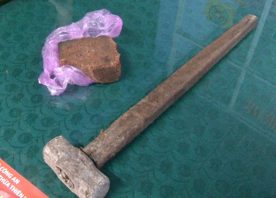Chiếc búa và gạch của đối tượng Tuấn dùng để đi đập vỡ kính xe ô tô, xe tải và kính nhà người dân.