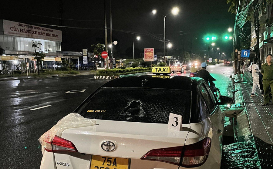 Một chiếc taxi khác đậu trên đường cũng bị đối tượng này đập vỡ kính sau.