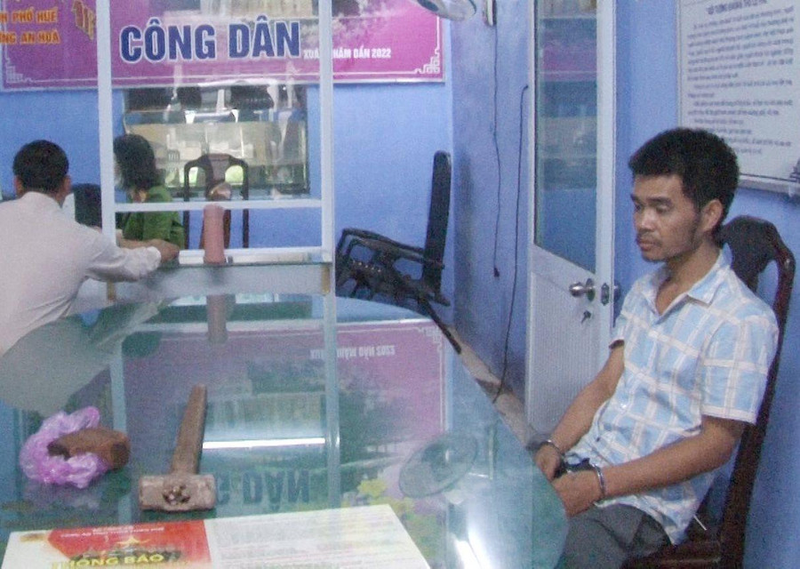 Tuấn và các vật dùng đập phá kính ô tô.