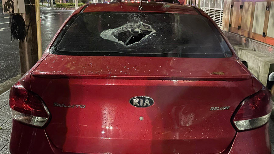 Một ô tô bị Tuấn dùng búa đập vỡ kính sau.