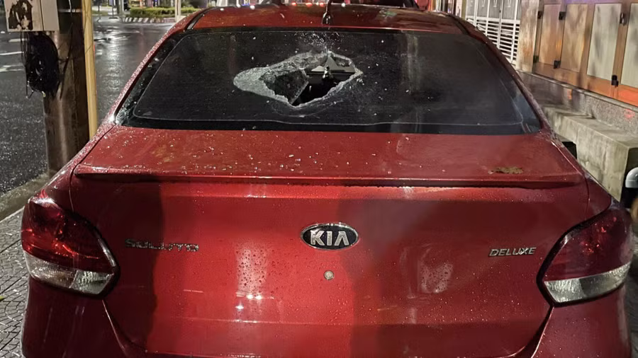 Một ô tô bị Tuấn dùng búa đập vỡ kính sau. Một ô tô bị Tuấn dùng búa đập vỡ kính sau.