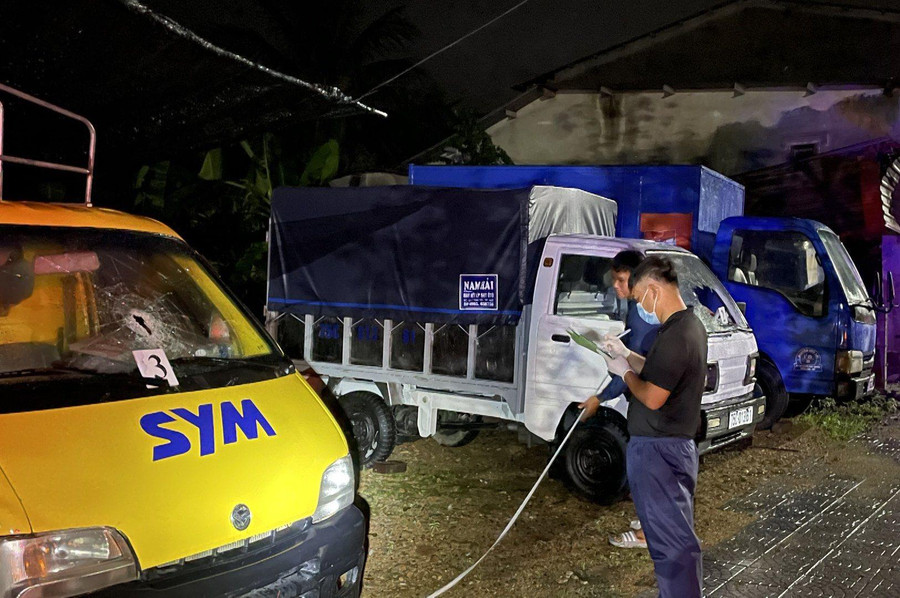 3 chiếc ô tô tải bị Tuấn đập vỡ kính.