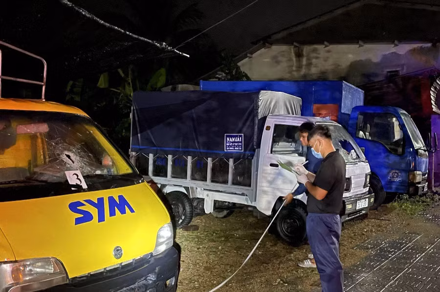 3 chiếc ô tô tải bị Tuấn đập vỡ kính. 3 chiếc ô tô tải bị Tuấn đập vỡ kính.