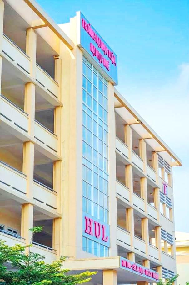 Hệ thống máy tính hiện đại được lắp đặt đầy đủ ở các đơn vị chuyên môn như: Khoa Luật Hành chính, Khoa Luật Hình sự, Khoa Luật Dân sự, Khoa Luật Kinh tế, Khoa Luật Quốc tế, Trung tâm Thông tin – Thư viện; Trung tâm Tư vấn Pháp luật & Đào tạo ngắn hạn; Trung tâm Thực hành Luật & Khởi nghiệp và các Phòng chức năng phục vụ người học bảo đảm tốt nhu cầu học tập và thực hành. Hệ thống máy tính hiện đại được lắp đặt đầy đủ ở các đơn vị chuyên môn như: Khoa Luật Hành chính, Khoa Luật Hình sự, Khoa Luật Dân sự, Khoa Luật Kinh tế, Khoa Luật Quốc tế, Trung tâm Thông tin – Thư viện; Trung tâm Tư vấn Pháp luật & Đào tạo ngắn hạn; Trung tâm Thực hành Luật & Khởi nghiệp và các Phòng chức năng phục vụ người học bảo đảm tốt nhu cầu học tập và thực hành.