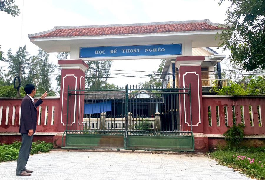 Dòng chữ "Học để thoát nghèo" được ghi ở trên cổng trường THPT Vinh Lộc nhằm nhắc nhở các học sinh phải cố gắng học tập để sau này có cuộc sống tốt đẹp. Dòng chữ "Học để thoát nghèo" được ghi ở trên cổng trường THPT Vinh Lộc nhằm nhắc nhở các học sinh phải cố gắng học tập để sau này có cuộc sống tốt đẹp.