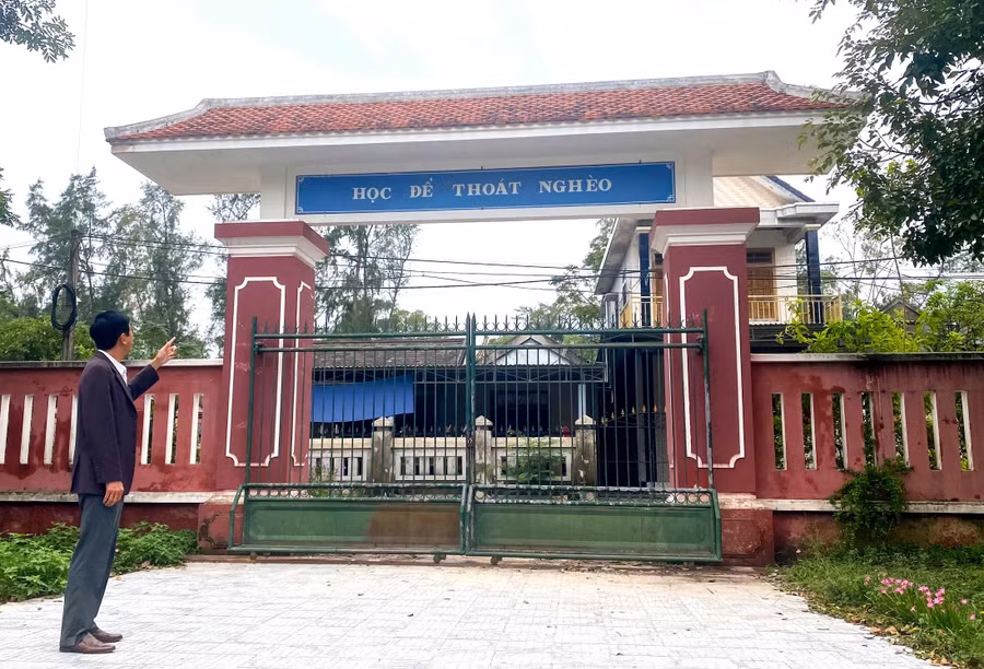 Dòng chữ "Học để thoát nghèo" được ghi ở trên cổng trường THPT Vinh Lộc nhằm nhắc nhở các học sinh phải cố gắng học tập để sau này có cuộc sống tốt đẹp.