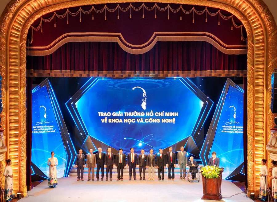 Các tác giả của các công trình, cụm công trình nhận Giải thưởng Hồ Chí Minh về khoa học và công nghệ đợt 6 - năm 2021. Các tác giả của các công trình, cụm công trình nhận Giải thưởng Hồ Chí Minh về khoa học và công nghệ đợt 6 - năm 2021.