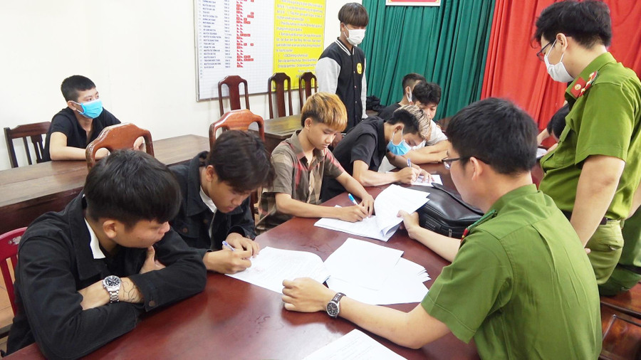 Công an lấy lời khai.