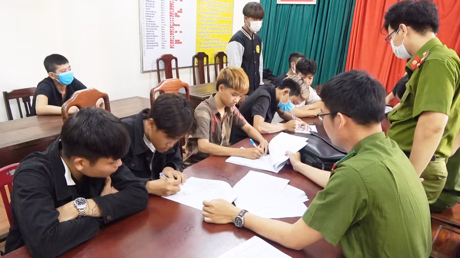 Công an lấy lời khai.