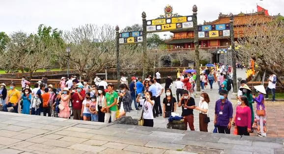 Du khách tham quan Đại Nội - một điểm đến hấp dẫn trong quần thể di tích Cố đô Huế