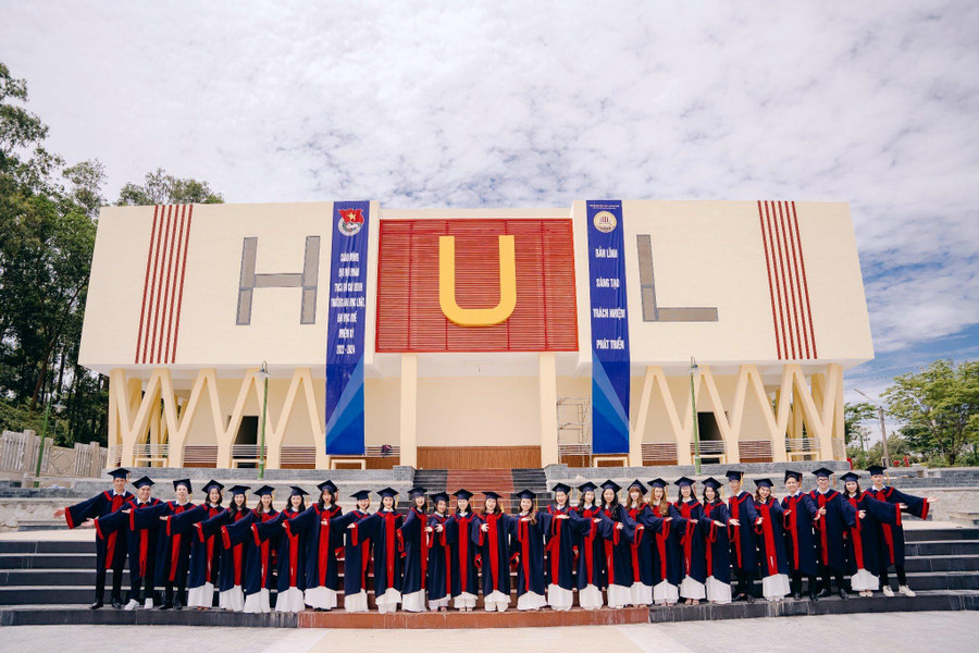 Trường Đại học Luật đóng tại Khu quy hoạch Đại học Huế, đường Võ Văn Kiệt, phường An Tây, thành phố Huế với bề dày phát triển, xây dựng, đến nay đơn vị đã có nhiều bước phát triển cả về nhân lực lẫn vật lực. Trường Đại học Luật đóng tại Khu quy hoạch Đại học Huế, đường Võ Văn Kiệt, phường An Tây, thành phố Huế với bề dày phát triển, xây dựng, đến nay đơn vị đã có nhiều bước phát triển cả về nhân lực lẫn vật lực.