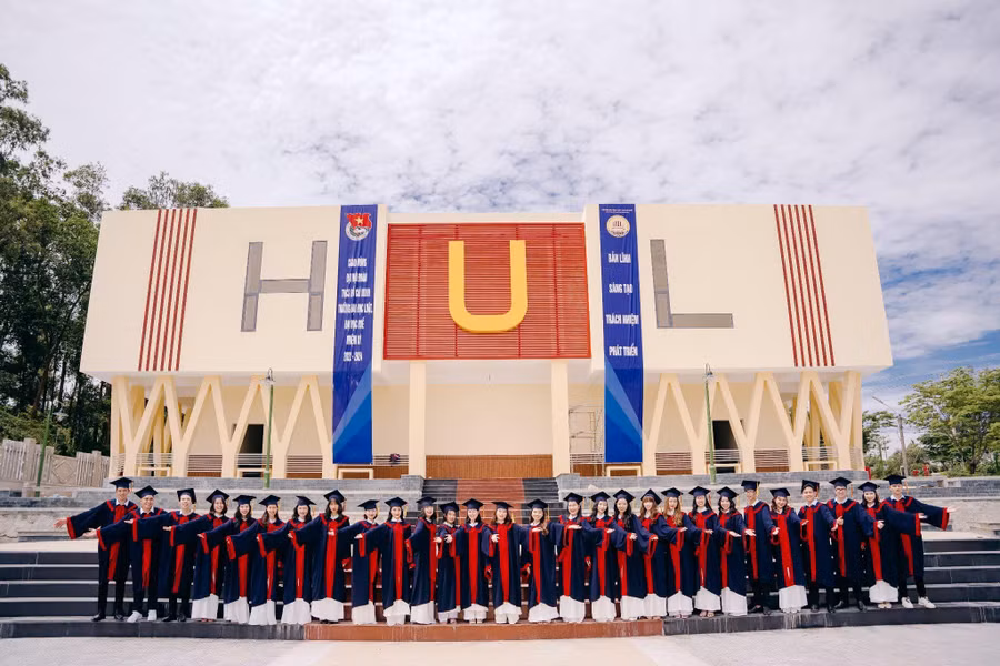 Trường Đại học Luật đóng tại Khu quy hoạch Đại học Huế, đường Võ Văn Kiệt, phường An Tây, thành phố Huế với bề dày phát triển, xây dựng, đến nay đơn vị đã có nhiều bước phát triển cả về nhân lực lẫn vật lực.