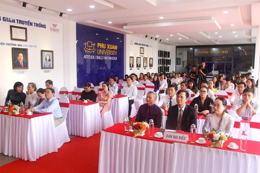 Các đại biểu tham dự buổi lễ. Các đại biểu tham dự buổi lễ.