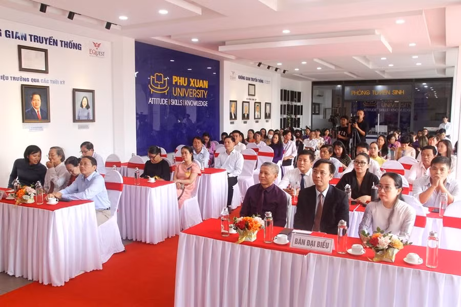 Các đại biểu tham dự buổi lễ.