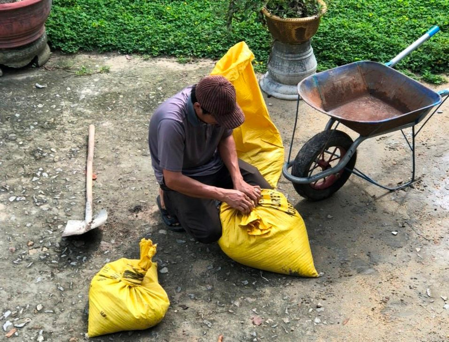 "Chúng tôi cũng thông báo đến cán bộ, giáo viên, nhân viên, người lao động và học sinh tuyệt đối không đến những nơi nước lũ nguy hiểm, nơi có vùng nước sâu, dễ gây sạt lở, không tụ tập đi xem nước; và tạo điều kiện cho người dân tránh trú bão, lũ trong điều kiện cho phép" - cô Hương trao đổi nhanh. "Chúng tôi cũng thông báo đến cán bộ, giáo viên, nhân viên, người lao động và học sinh tuyệt đối không đến những nơi nước lũ nguy hiểm, nơi có vùng nước sâu, dễ gây sạt lở, không tụ tập đi xem nước; và tạo điều kiện cho người dân tránh trú bão, lũ trong điều kiện cho phép" - cô Hương trao đổi nhanh.