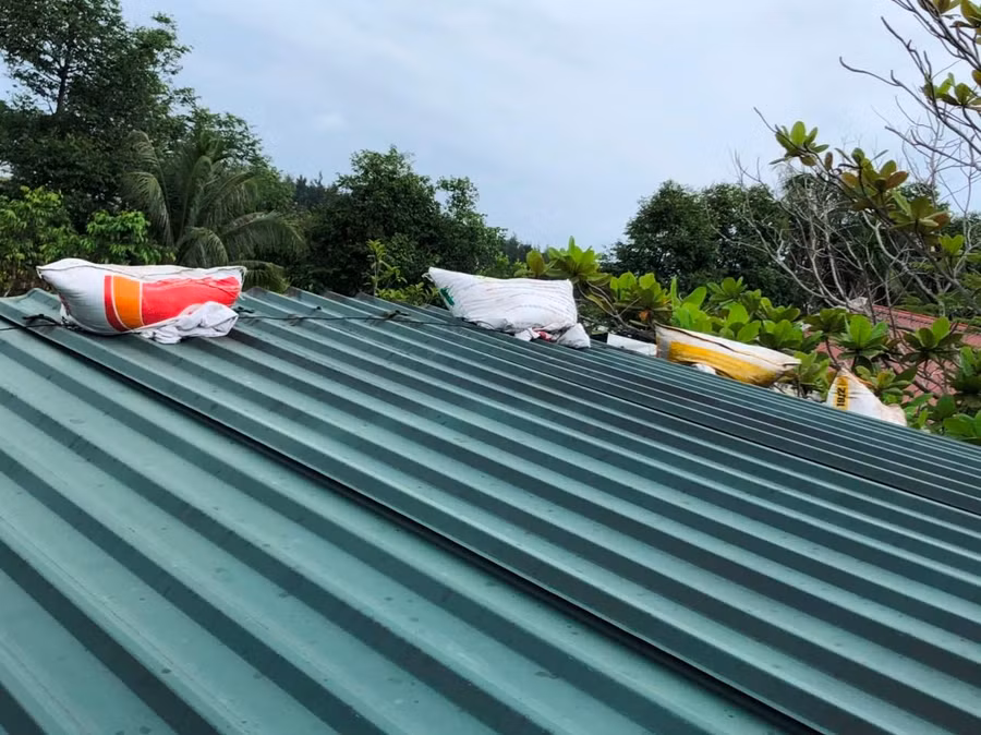 Nhiều trường học đã được giằng kỹ hệ mái vào chiều 26/9.