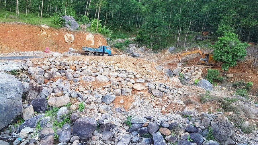 Các phương tiện cơ giới tại hiện trường khu vực thác Cây Sen, thôn Bắc Khe Dài, xã Lộc Hòa, huyện Phú Lộc. Các phương tiện cơ giới tại hiện trường khu vực thác Cây Sen, thôn Bắc Khe Dài, xã Lộc Hòa, huyện Phú Lộc.