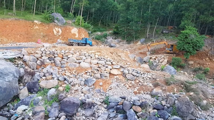 Các phương tiện cơ giới tại hiện trường khu vực thác Cây Sen, thôn Bắc Khe Dài, xã Lộc Hòa, huyện Phú Lộc.