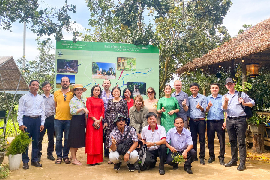 Các chuyên gia, đại biểu tiến hành khảo sát tại sân vườn “Vườn nhà Ngoại”. Các chuyên gia, đại biểu tiến hành khảo sát tại sân vườn “Vườn nhà Ngoại”.